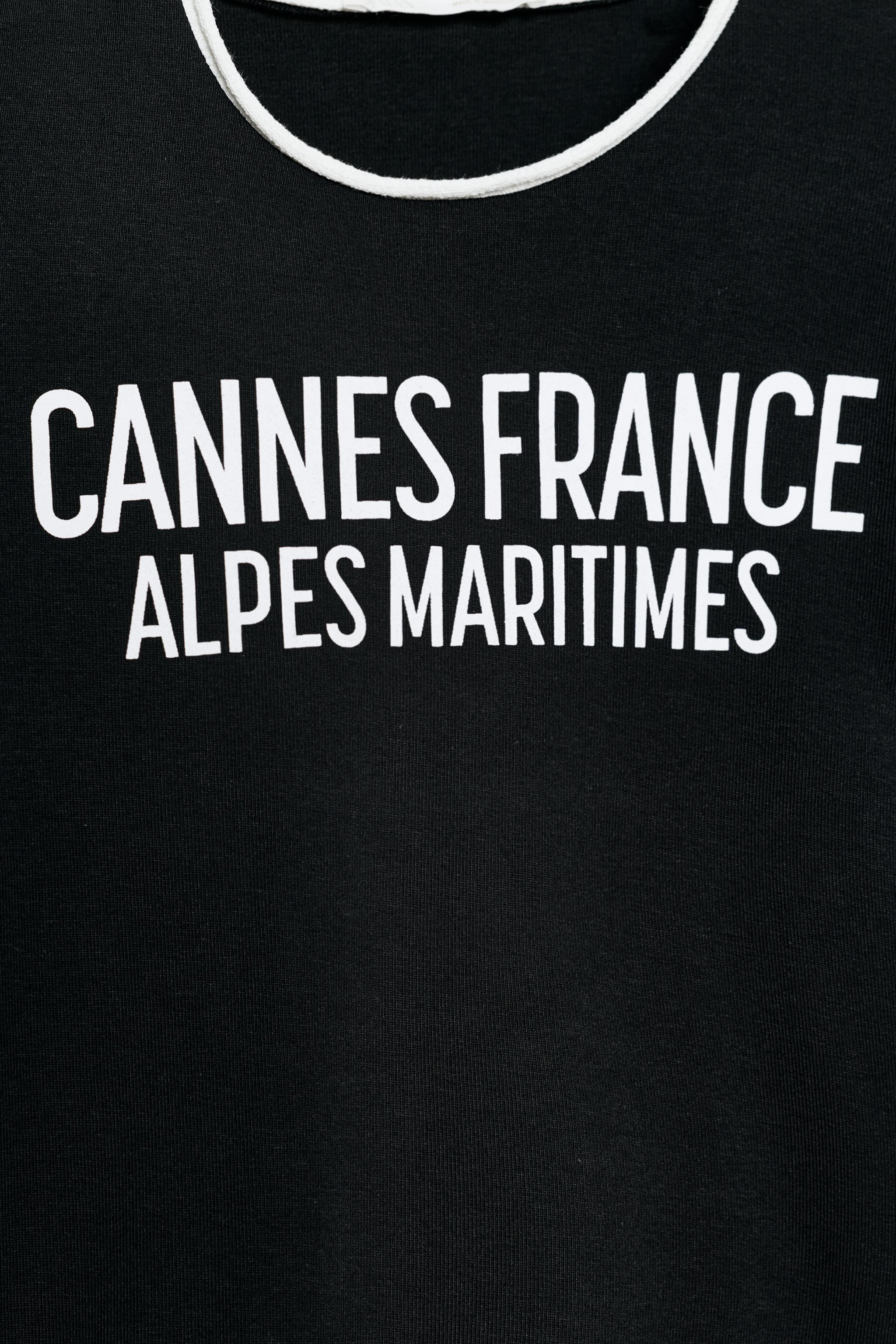 CONTRASTING TRIM TEXT T-SHIRT